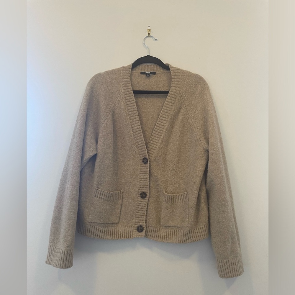 Uniqlo sweater size M, color beige